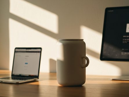 벽에 걸린 월간 달력과 책상 위 공부 계획표, 형광펜과 스티커 노트