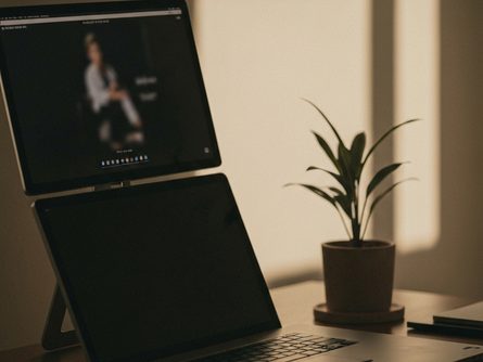 나무 책상 위에 놓인 종이 자격증, 도장, 볼펜, 서류 봉투