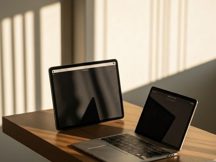 흰색 책상 위에 놓인 공인중개사 교재와 노트, 형광펜, 커피 머그컵