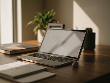 흰색 배경 앞에 펼쳐진 가정학 교과서 여러 권과 노트, 형광펜 클로즈업